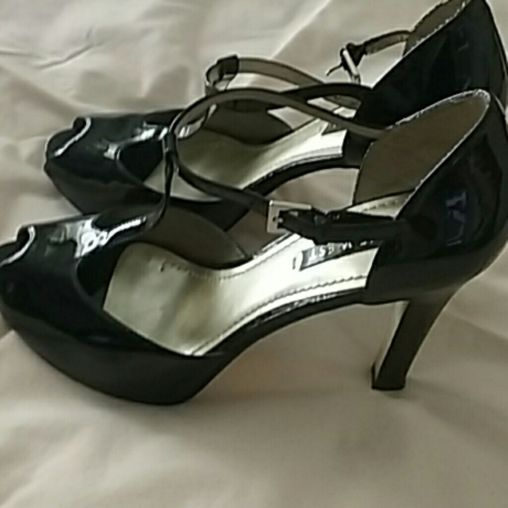 Peep toe pumps